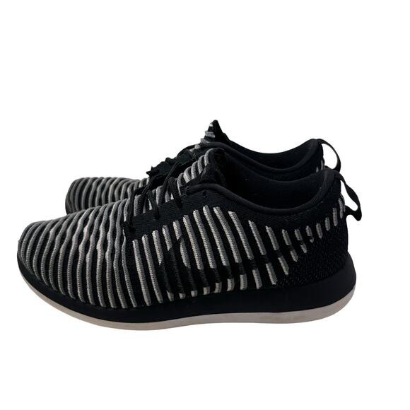 Nike Womens Roshe Two Flyknit Black and White Striped Sneakers in Size US 7.5 - Picture 1 of 9